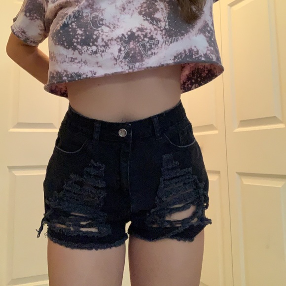 Black distressed shorts - Picture 1 of 3
